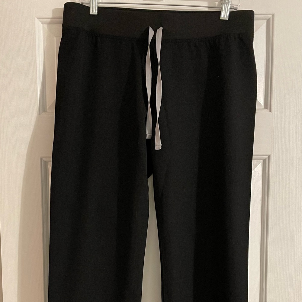 Figs Livingston scrub pants in black, petite medium